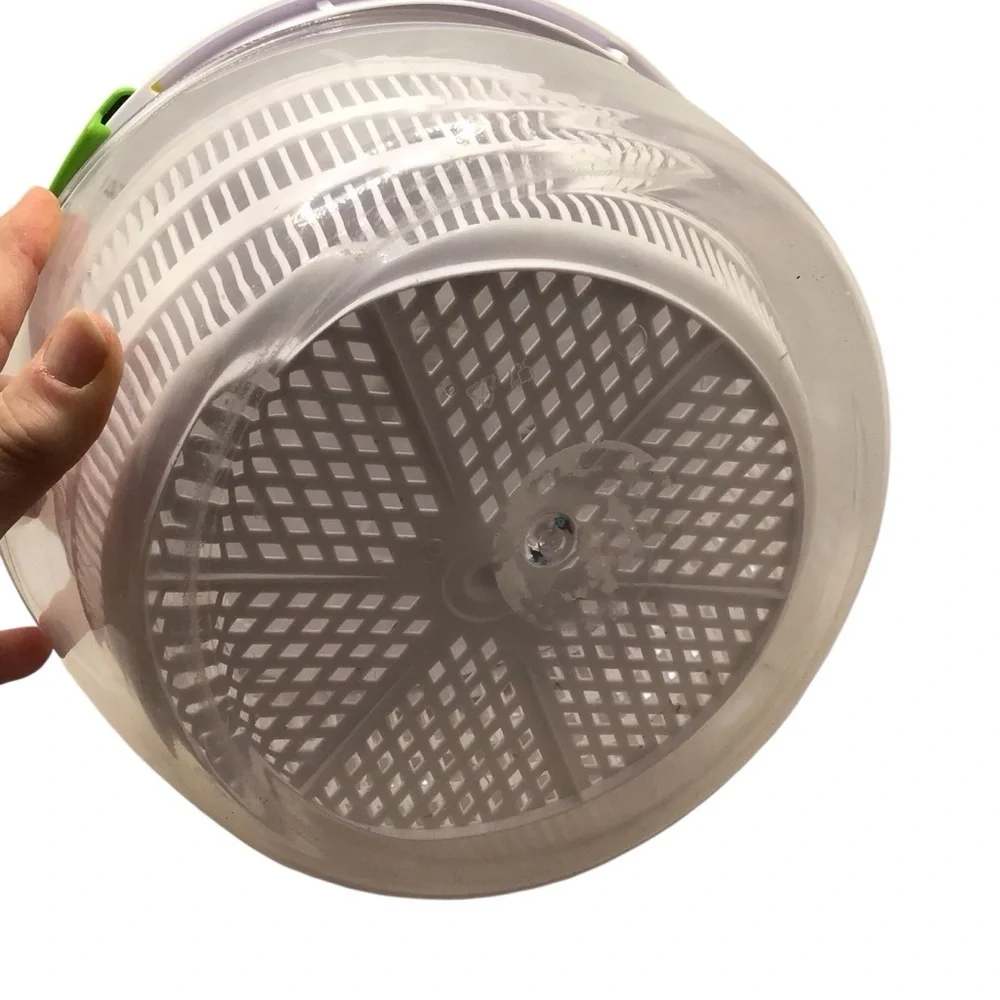 Mainstays Salad Spinner 4 Quart Green Easy Spin Rotary Handle.